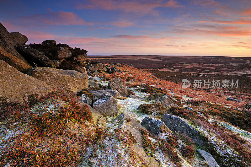 日出时的Stanage边缘岩石，Peak District国家公园，英格兰，英国